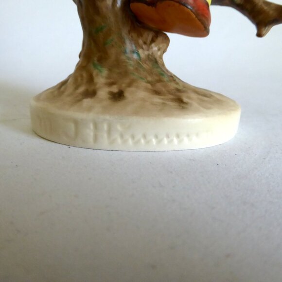 VINTAGE GOEBEL W. GERMANY M.I. HUMMEL APPLE TREE GIRL PORCELAIN FIGURE - Picture 7 of 9